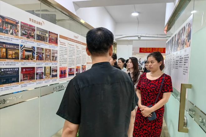PG电子官网中国金匠培训中心举行“非遗小金匠”亲子非遗手工制作体验日活动(图2)
