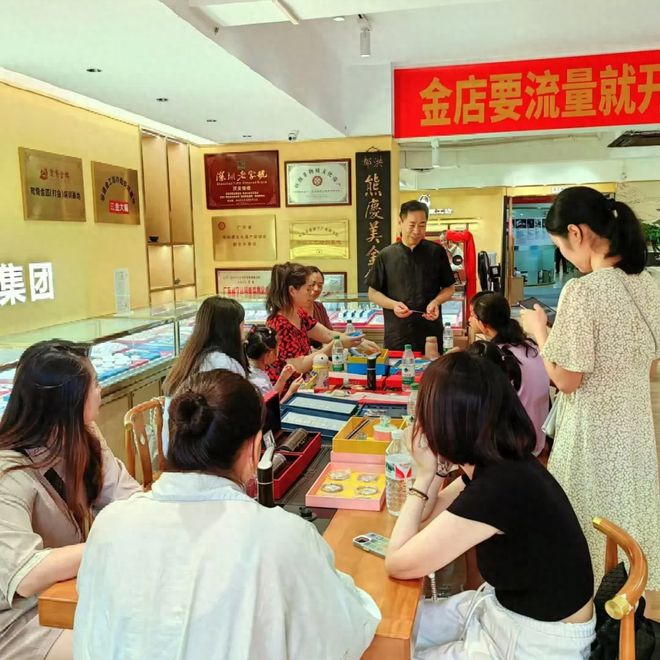 PG电子官网中国金匠培训中心举行“非遗小金匠”亲子非遗手工制作体验日活动(图1)