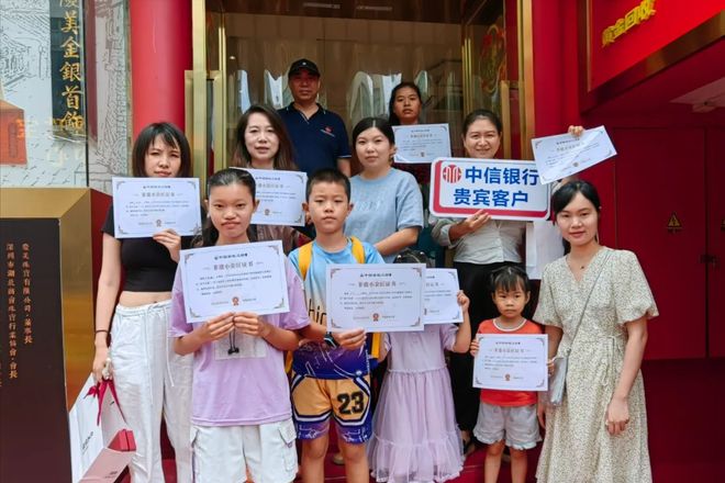 PG电子官网中国金匠培训中心举行“非遗小金匠”亲子非遗手工制作体验日活动(图4)