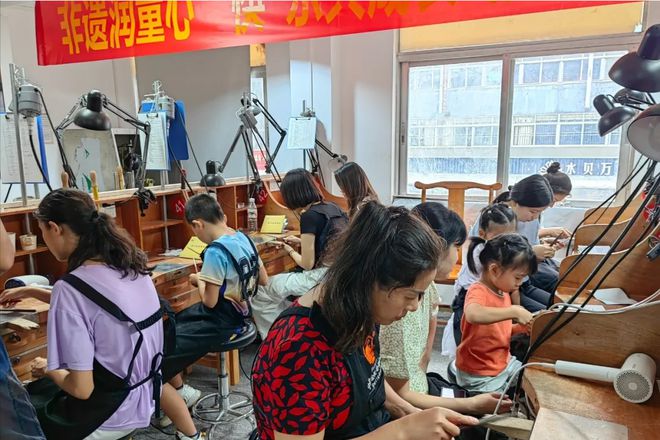 PG电子官网中国金匠培训中心举行“非遗小金匠”亲子非遗手工制作体验日活动(图3)